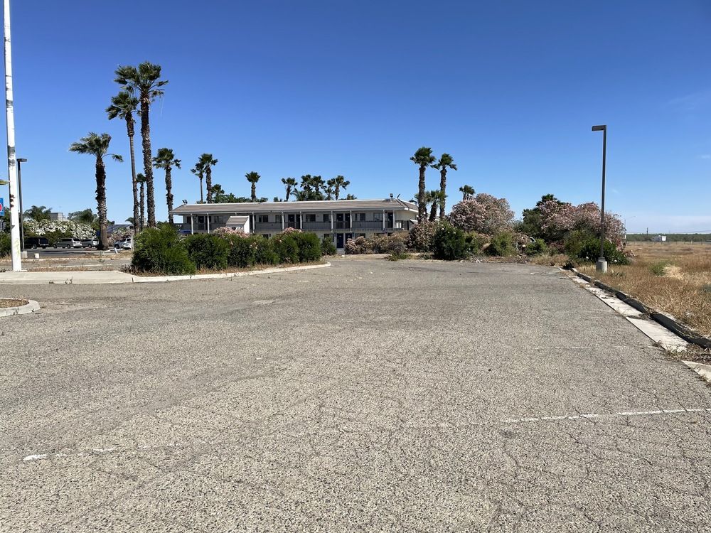 Freestanding Freeway Visible Restaurant + Equipment : 25014 W Dorris Ave, Coalinga, CA 93210